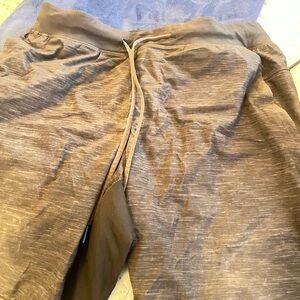 Like NEW lululemon athletica Men's Gray shorts size large 9 inch in length.